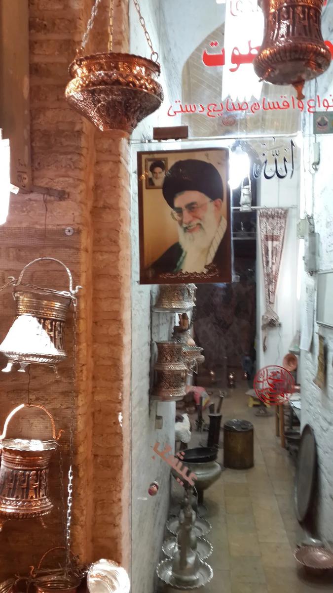 Исфахан, лавка чеканщика, портреты двух великих аятолл Рухоллы Хомейни и его преемника Али Хаменеи. Фото: Алексей Тарасов / «Новая газета»