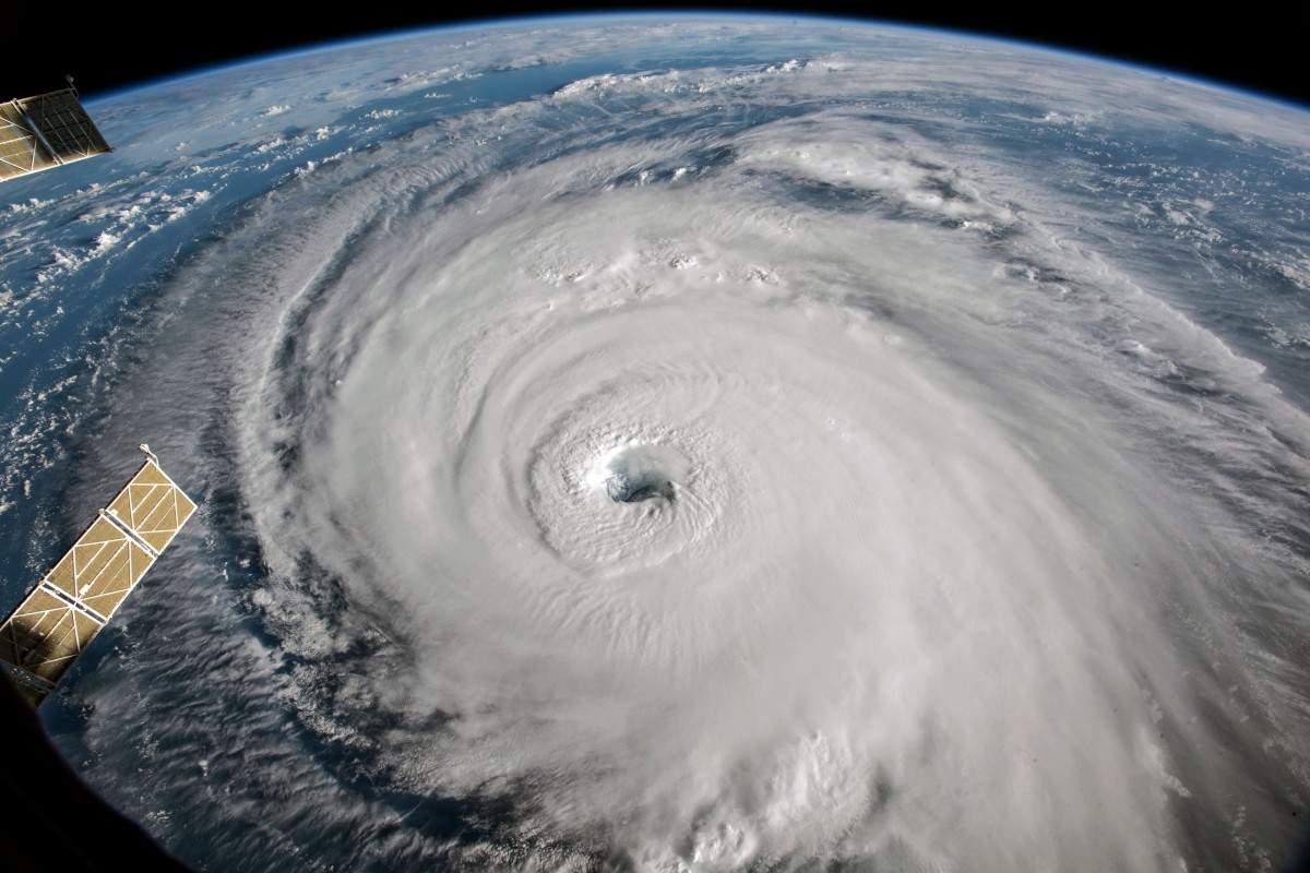 На поверхности Земли сформировался ураган. Фото: NASA / Getty Images