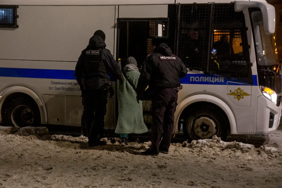 Суд в автозаке. Как за пять лет Петербург стал городом жесткого недопущения  любых протестов — Новая газета