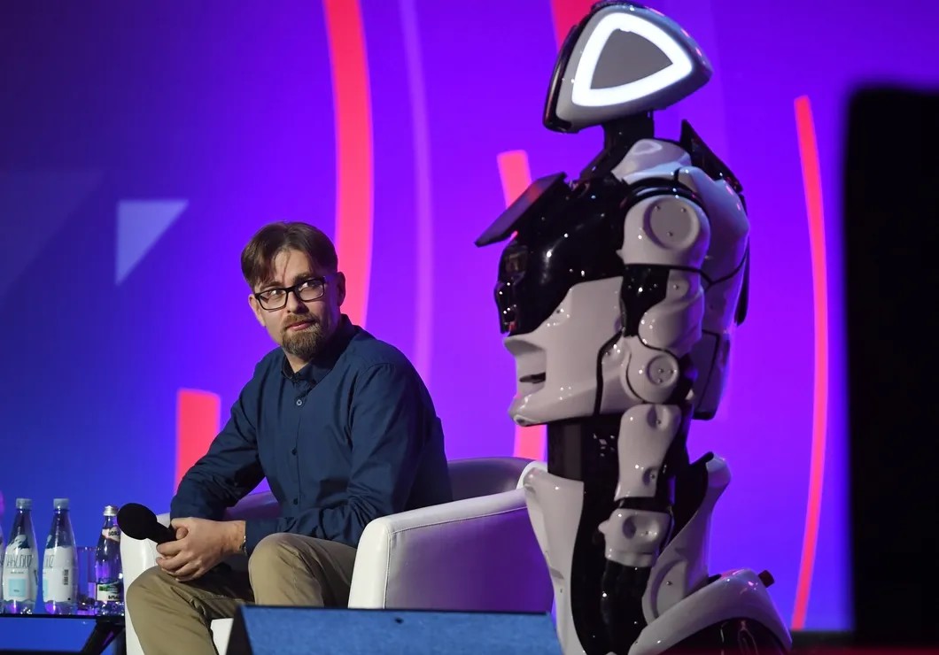 Александр Крайнов и автономный робот-консультант для бизнеса Промобот. Фото: РИА Новости
