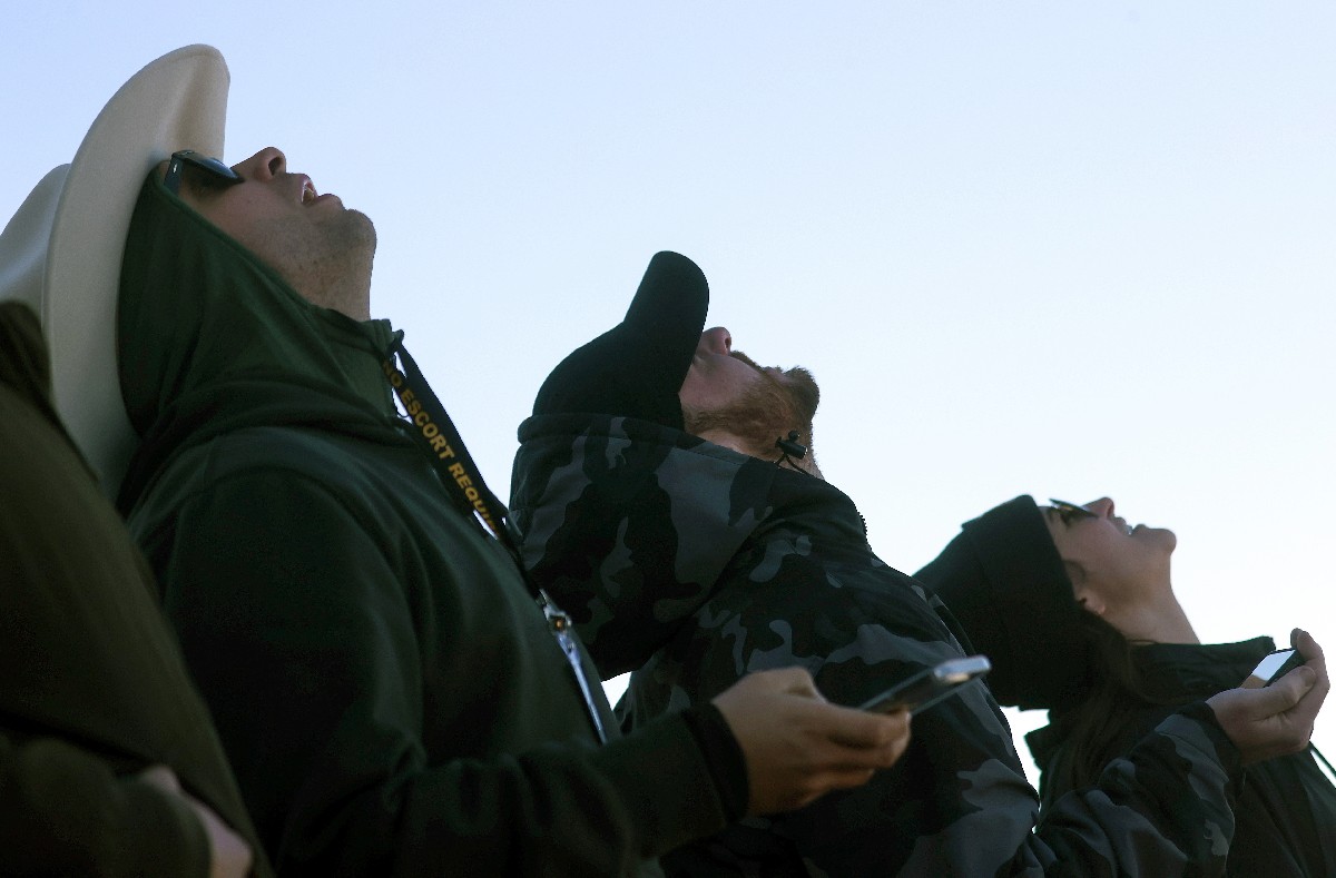 Очевидцы наблюдают запуск Blue Origin Джеффа Безоса. Фото: Mario Tama / Getty Images