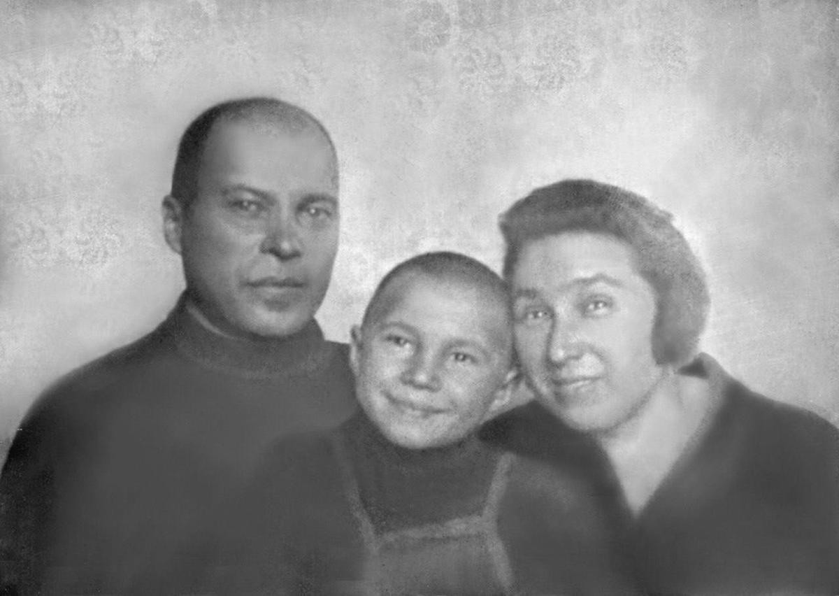 Виталий Мельников с родителями. Фото из семейного архива