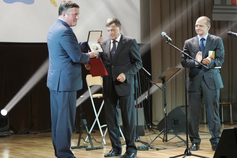 Макаров вознаграждает Густова золотой медалью парламента Петербурга за дела в теплоснабжении