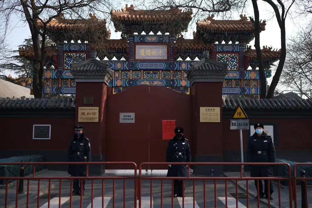 Полиция охраняет закрытый храм Юнхэгун в Пекине. Фото: Reuters