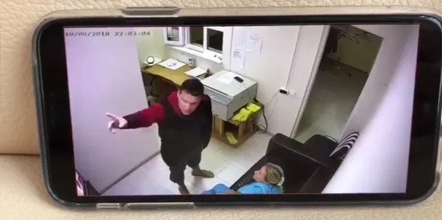 Видео из спорткомплекса, где Петров ругается с администратором. Кадр