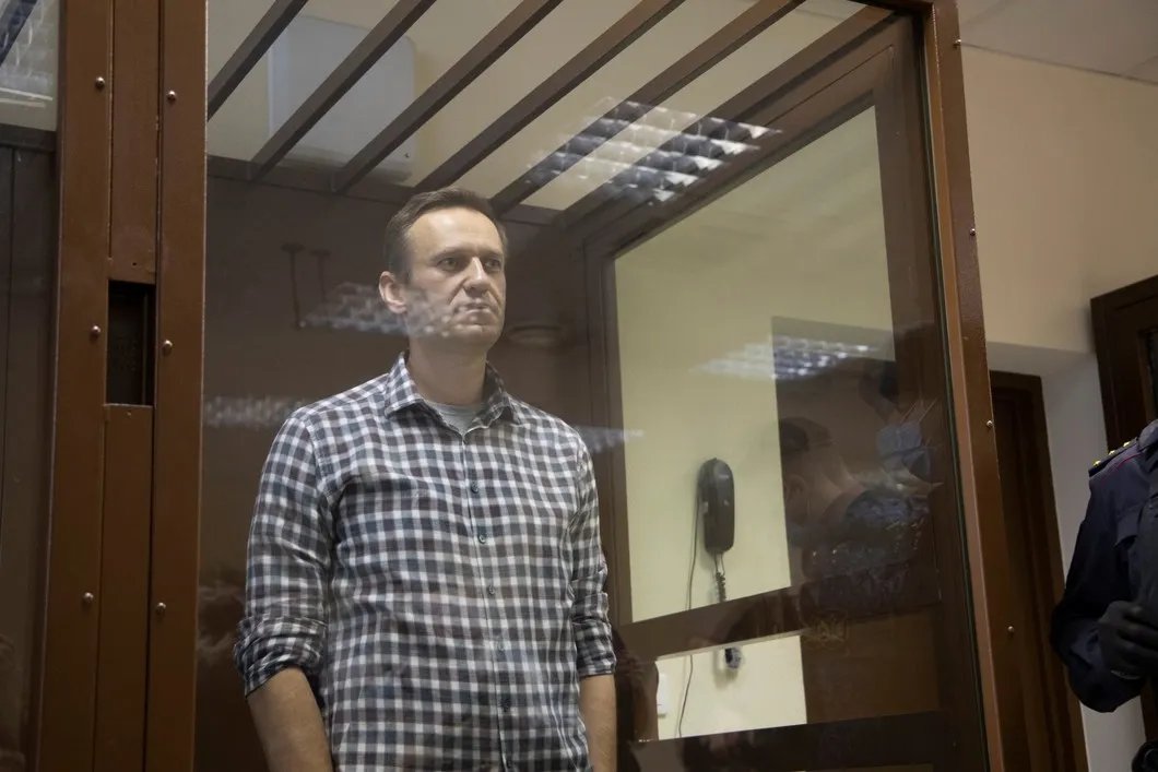 Алексей Навальный в зале суда. Фото: Арден Аркман / «Новая газета»