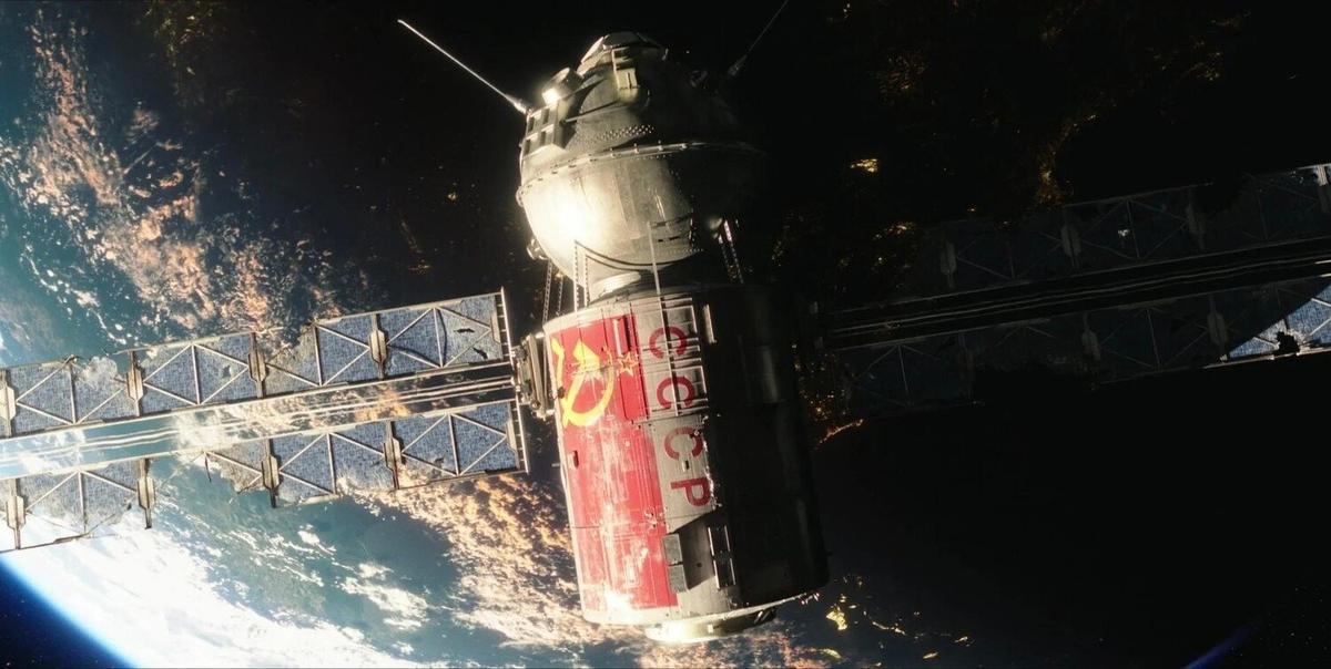 В блокбастере Фрэнсиса Форда Копполы «Мегалополис» закрасили надпись «СССР» на космическом спутнике, который пару раз мелькает на экране. Скриншот из видео