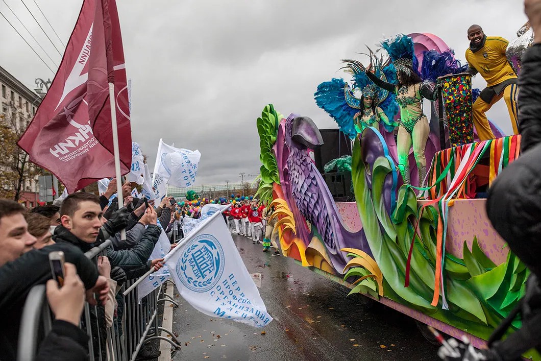 Зрители карнавального шествия в рамках XIX Всемирного фестиваля молодежи приветствуют бразильскую колонну. Фото: Влад Докшин / «Новая газета»