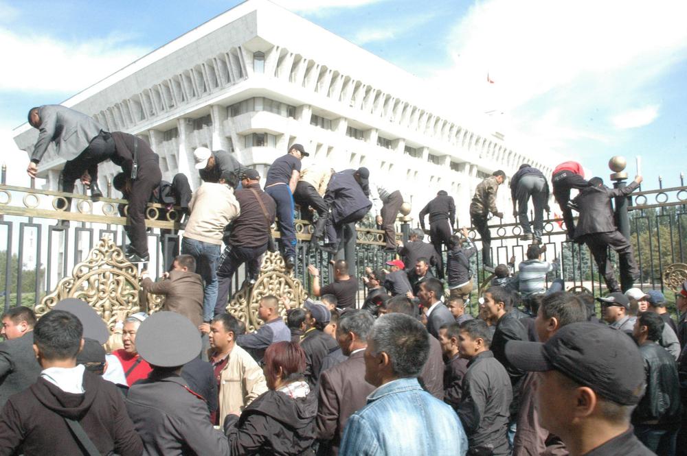 Участники митинга в поддержку национализации золоторудного месторождения Кумтор у здания парламента Киргизии, 3 октября 2012 года. Фото: ИТАР-ТАСС / АКИпресс