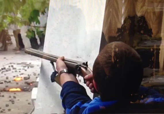 Сторонник Майдана с ружьем