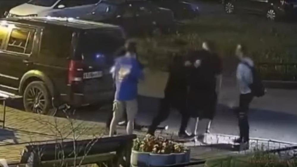 Кадр с камеры видеонаблюдения, на котором видны нападавшие и подростки