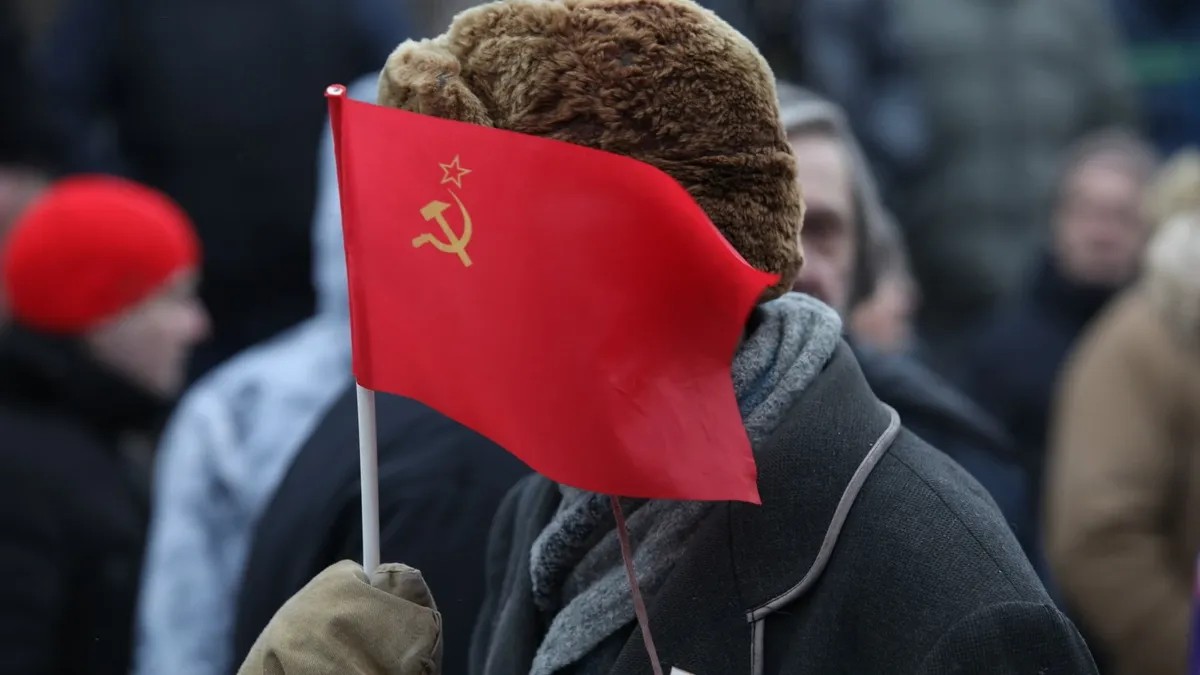 A communst party supporter. Photo by Vedomosti / TASS