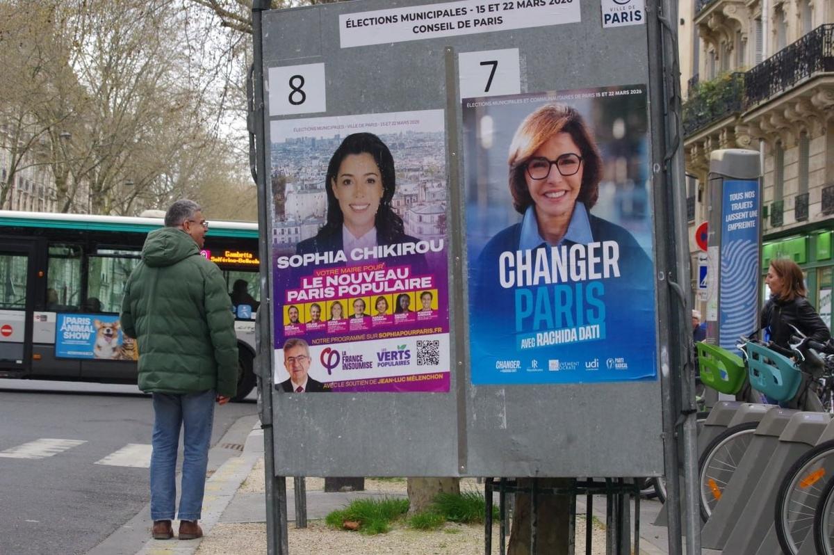 Рашида Дати (плакат справа) так и не смогла перейти с должности мэра буржуазного 7-го округа на пост начальницы всей столицы. Фото: Юрий Сафронов / «Новая газета»
