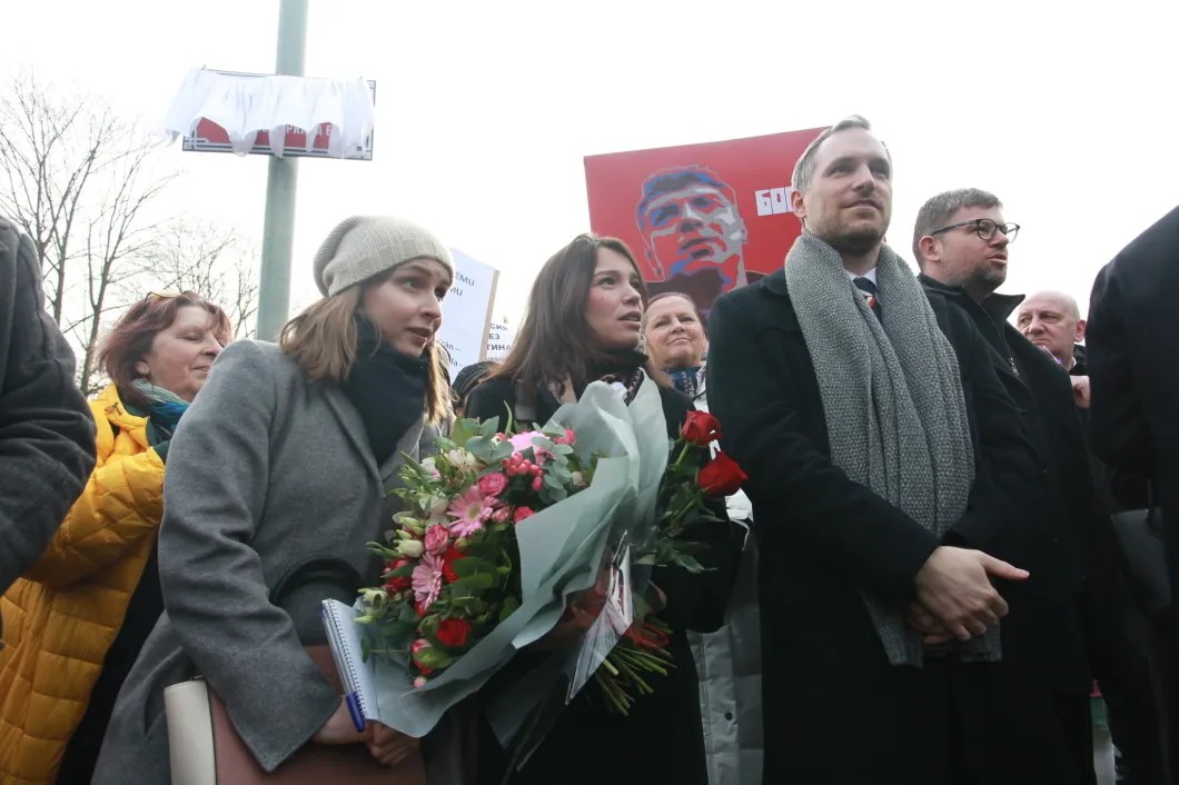 Мэр Праги Зденек Гржиб (справа) и Жанна Немцова (в центре) перед открытием Площади Немцова. Фото: Диана Петриашвили / Медиасеть