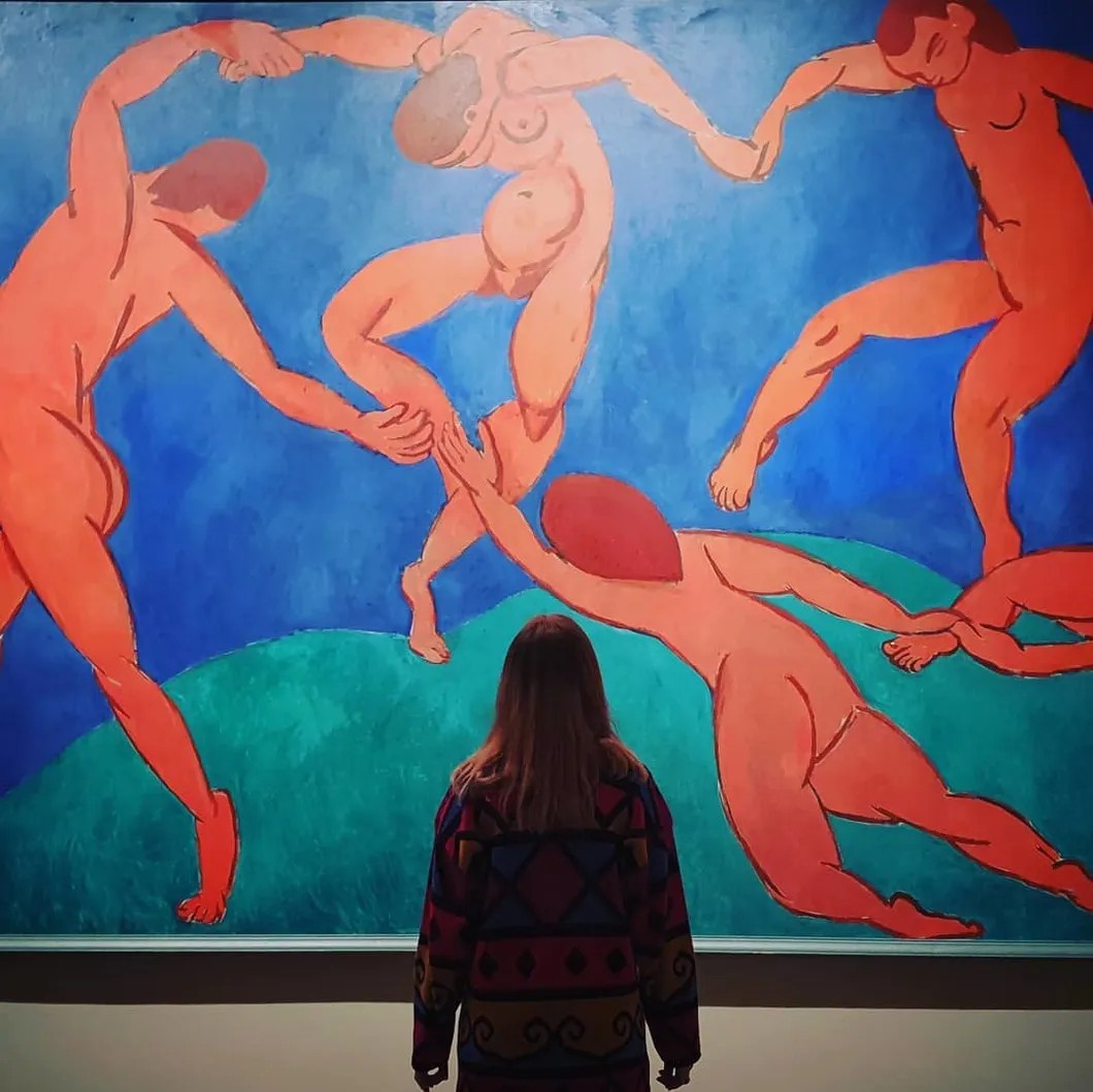 Посетительница Эрмитажа возле полотна Анри Матисса «Танец». Фото: instagram @vaileris