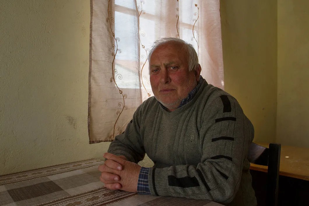 Томас, 58 лет. Проживает в поселке Шавшвеби. Фото: проект Сергея Назарова «Чужие»