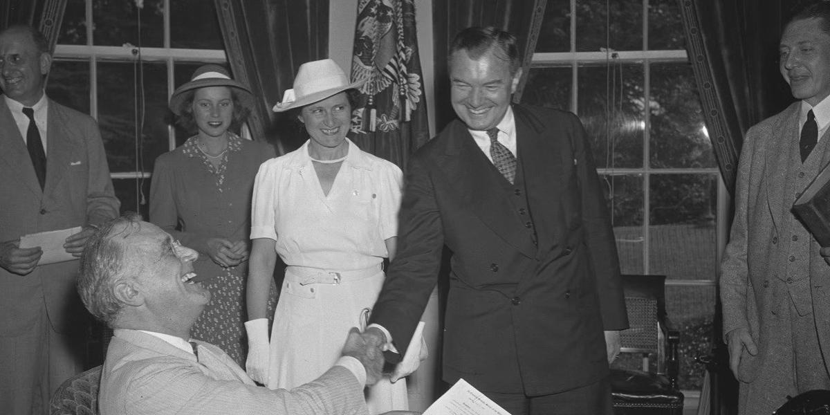32-й президент США Франклин Д. Рузвельт (сидит) и Роберт Джексон. Фото: wsj.com