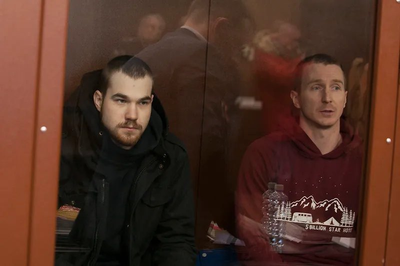 Максим Мартинцов и Егор Лесных в зале Мещанского суда. Фото: Светлана Виданова / «Новая газета»