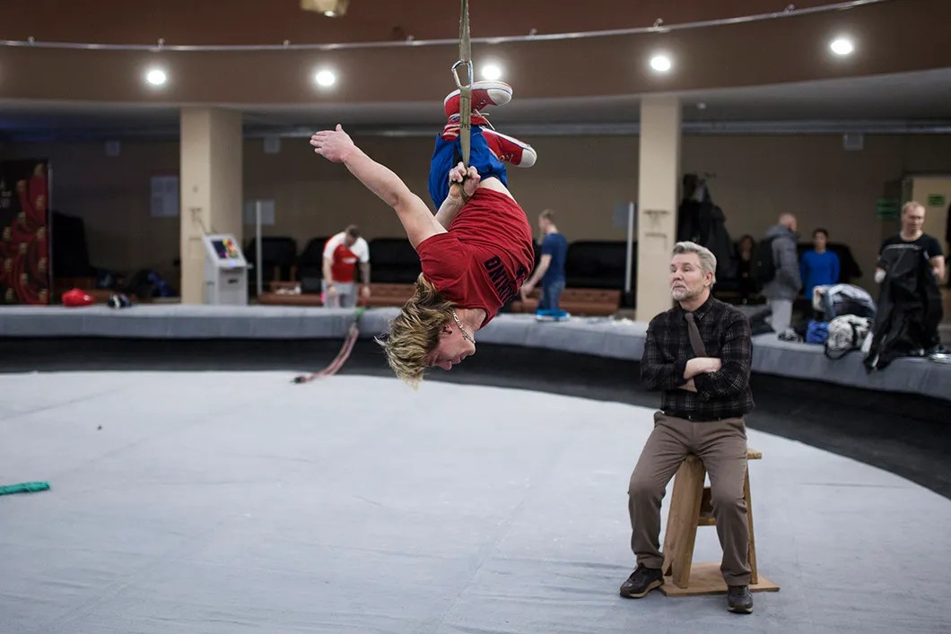 Виктор Кочкин во время репетиции. Фото: Влад Докшин / «Новая газета»