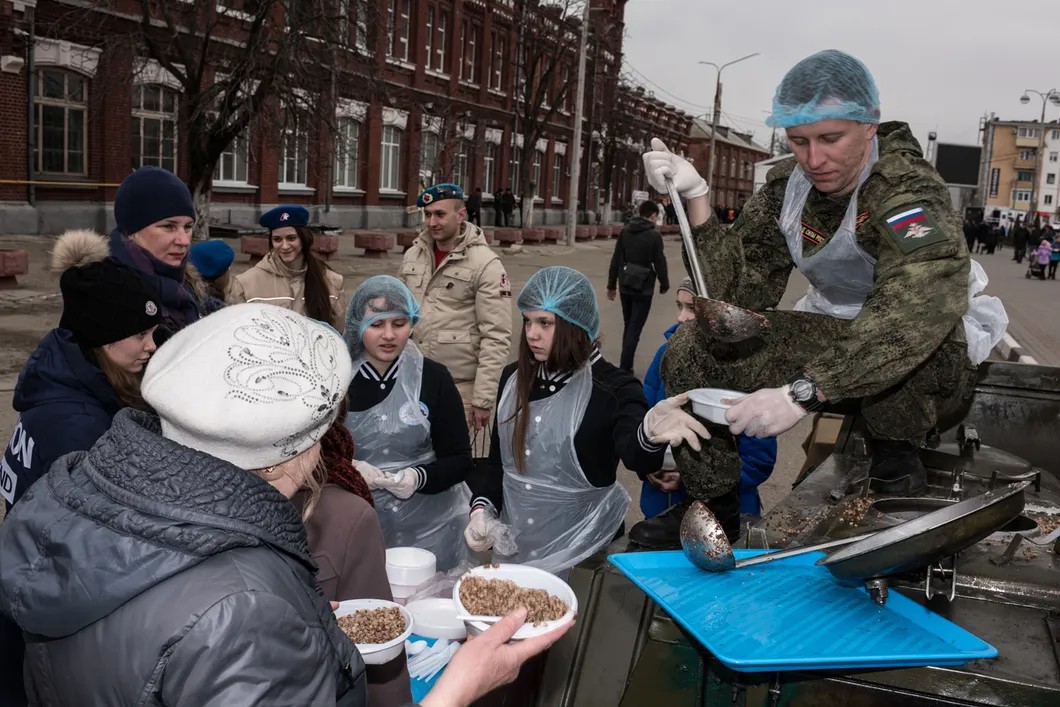 Солдаты раздают гречку на привокзальной площади. Фото: Алина Десятниченко / для «Новой»