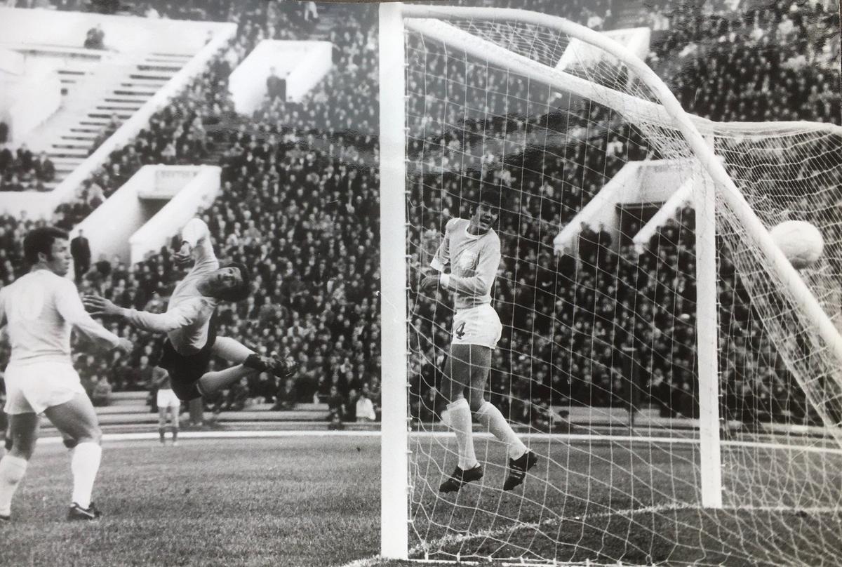 «Вратарь не мог удержать гол, летящий в его ворота». Фото: Евгений Успенский