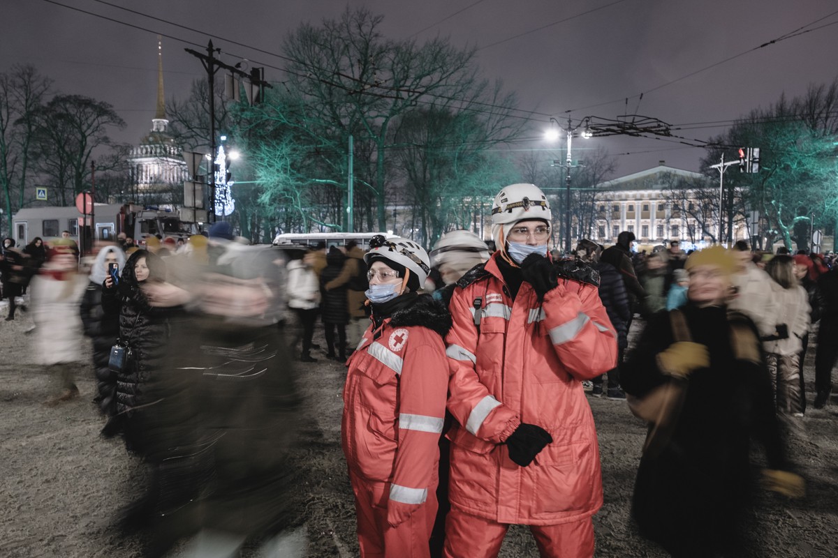 Волонтеры наблюдают за толпой. Фото: Артем Лешко, специально для «Новой газеты»