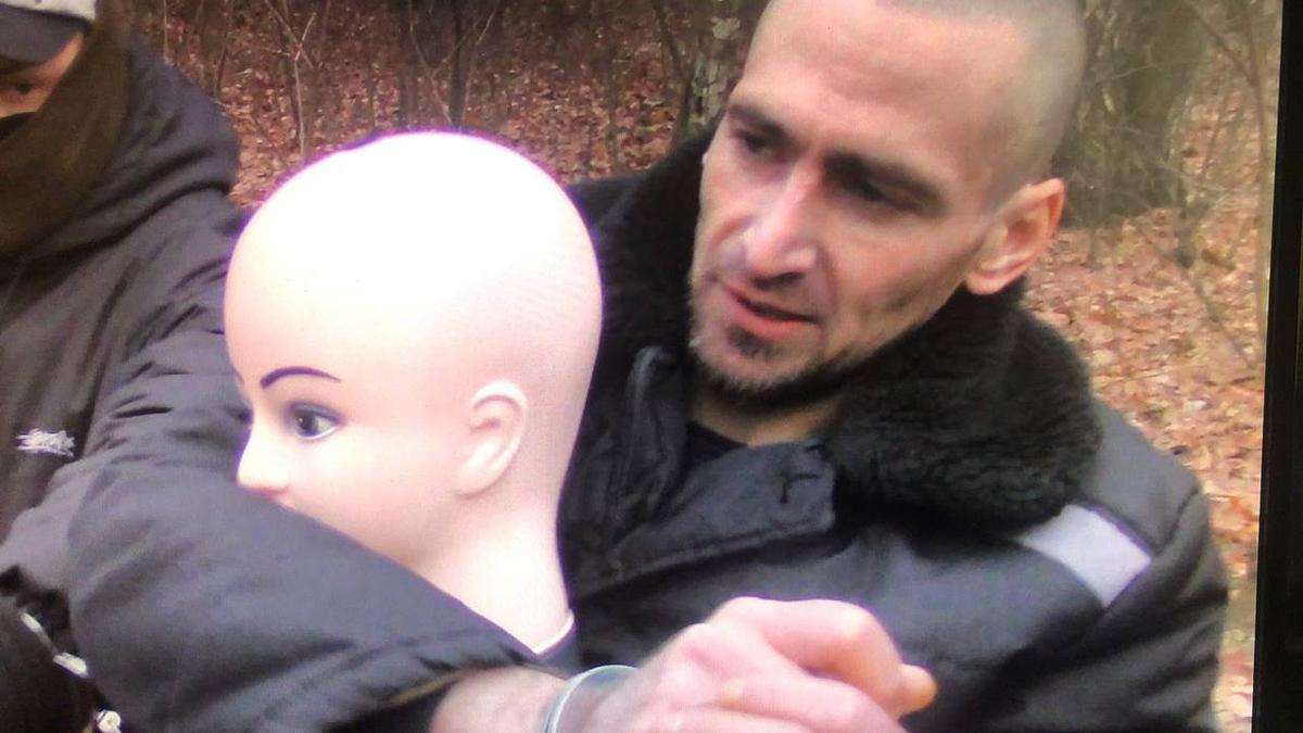 Маньяк, на счету которого 15 жертв, сбежал из госпиталя, куда попал по ранению на СВО, и уже полгода скрывается в Ленобласти. Полгода военные об этом молчали