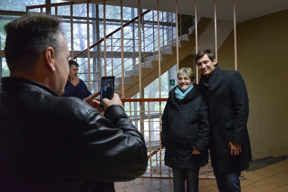 Кандидат в депутаты Дмитрий Гудков на своем избирательном участке фотографируется с избирателями. Фото: Виктория Одиссонова / «Новая газета»
