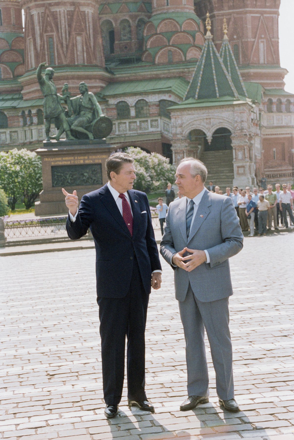 Михаил Горбачев и президент США Рональд Рейган во время прогулки по Красной площади, май 1988 года. Фото: Юрий Лизунов, Александр Чумичев / Фотохроника ТАСС