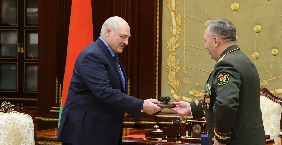Министр обороны Виктор Хренин пришел на доклад к Лукашенко с бомбой. Фото: president.gov.by