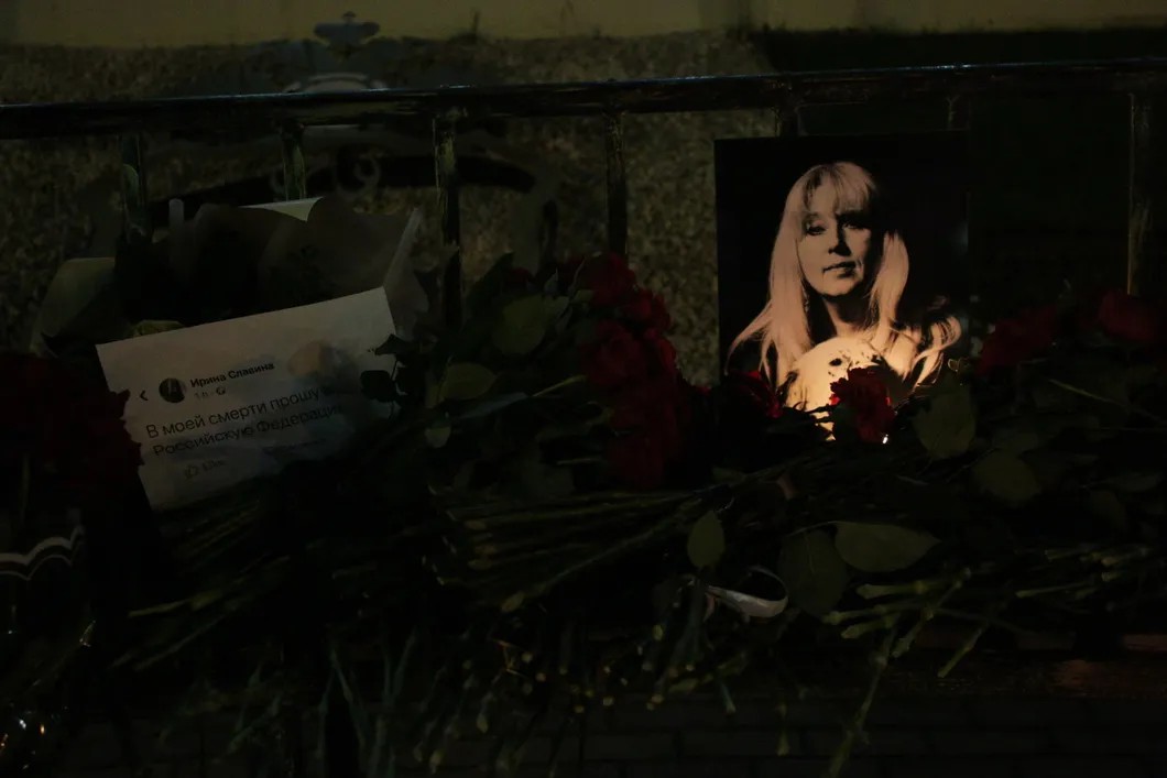 Мемориал на месте гибели Ирины Славиной утром был зачищен коммунальными службами. Фото: Светлана Виданова / «Новая газета»