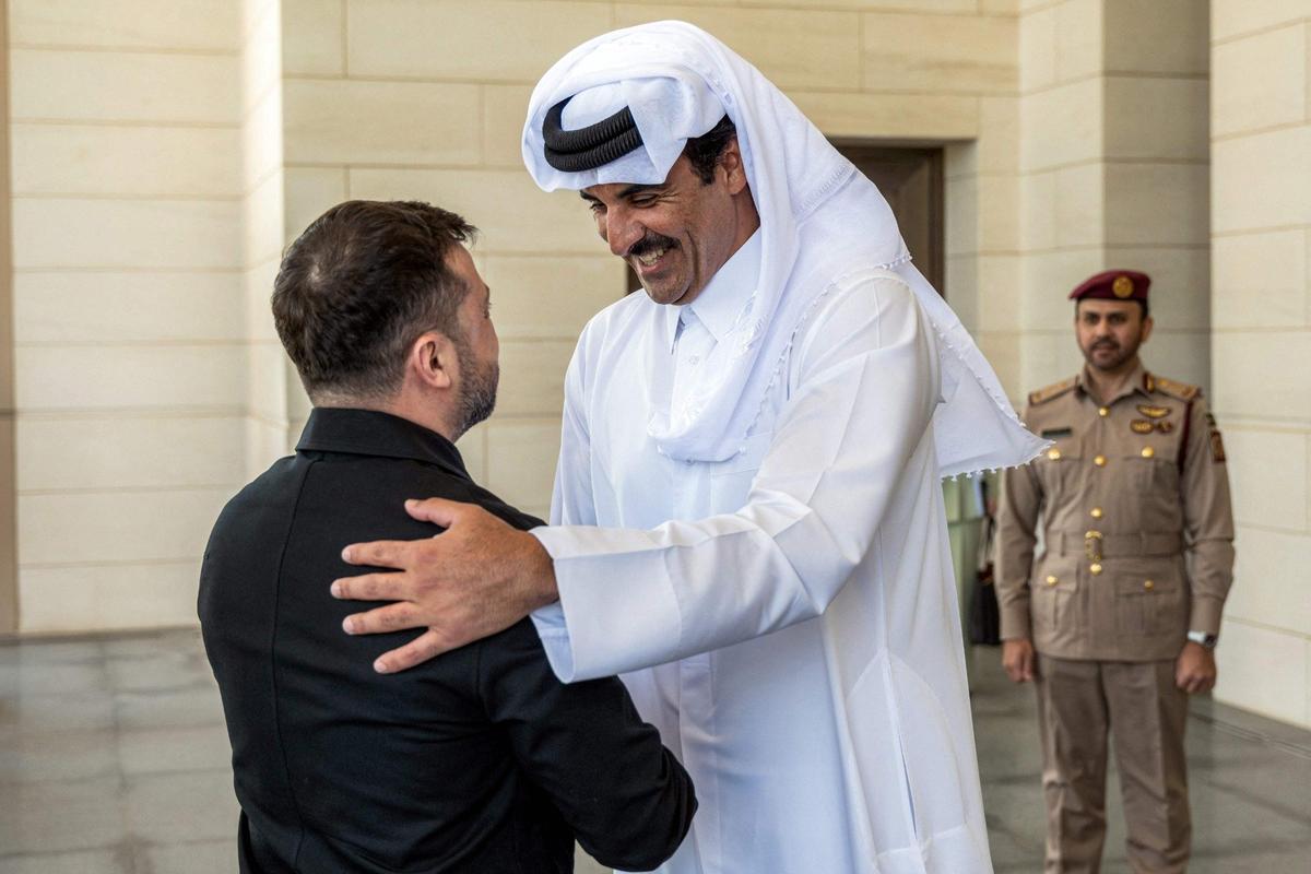 Эмир Катара шейх Тамим бин Хамад Аль-Тани, принимающий президента Украины Владимира Зеленского во дворце Лусаил в Дохе 28 марта 2026 года. Фото: AFP / East News