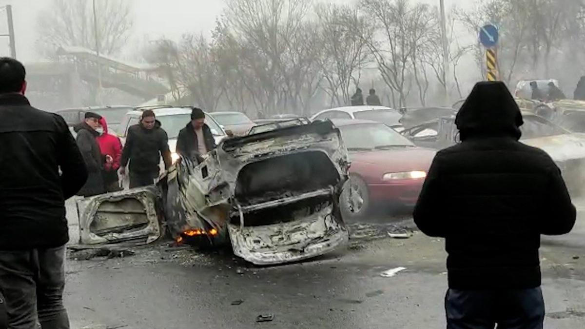 Сожженная машина на улице в Алматы. Фото: РИА Новости