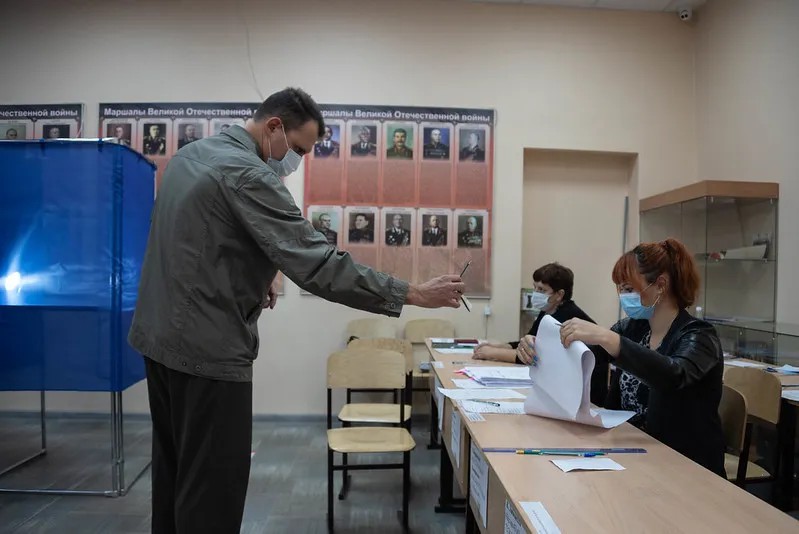 Голосование на одном из УИКов в Иркутске. Фото: Виктория Одиссонова / «Новая газета»