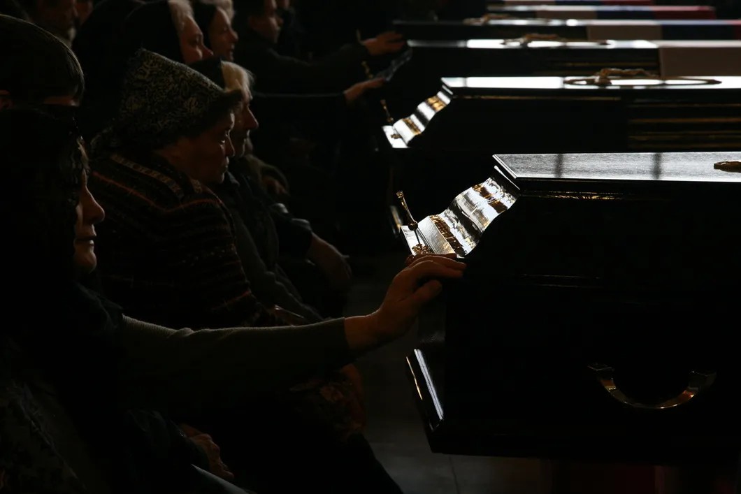 Близкие погибших артистов во время отпевания на Федеральном военном мемориале. Фото: Анна Артемьева