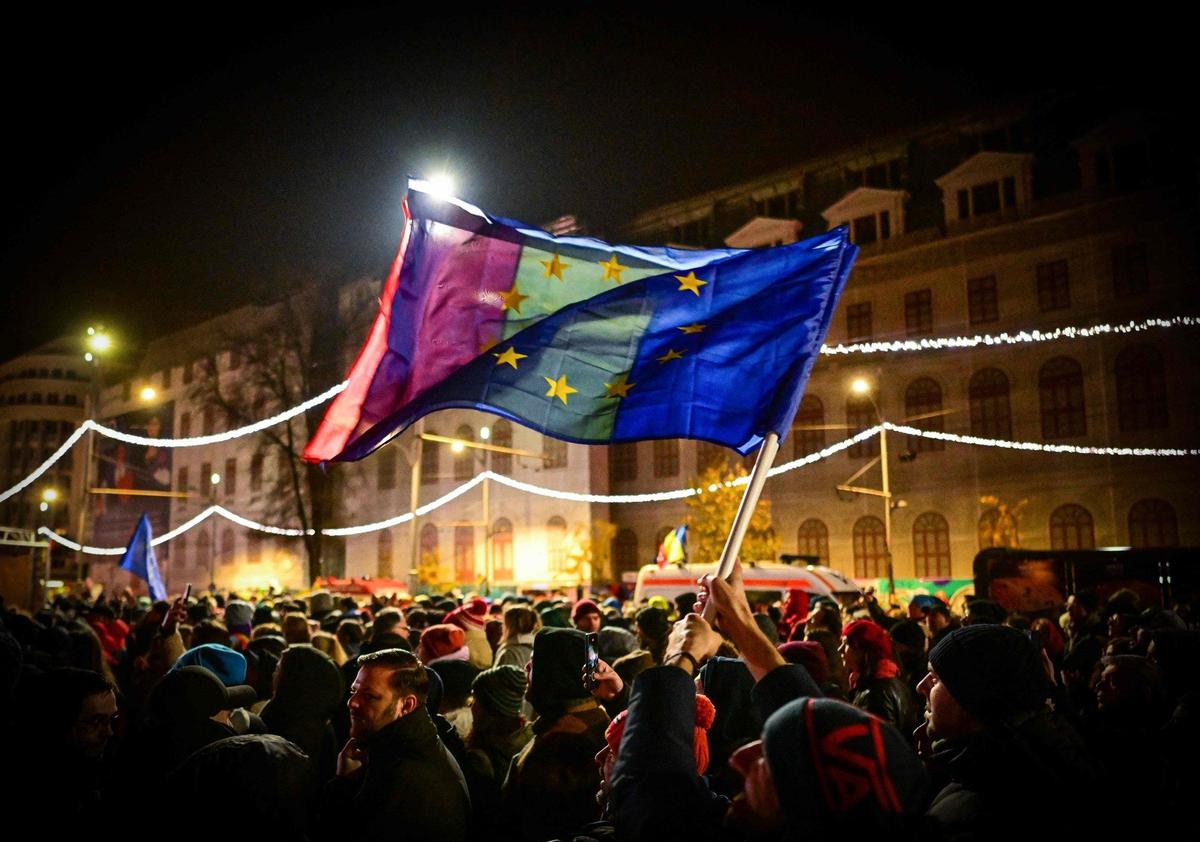 Проевропейский митинг в поддержку демократии на Университетской площади в Бухаресте, 5 декабря 2024 года. Фото: DANIEL MIHAILESCU / AFP / East News