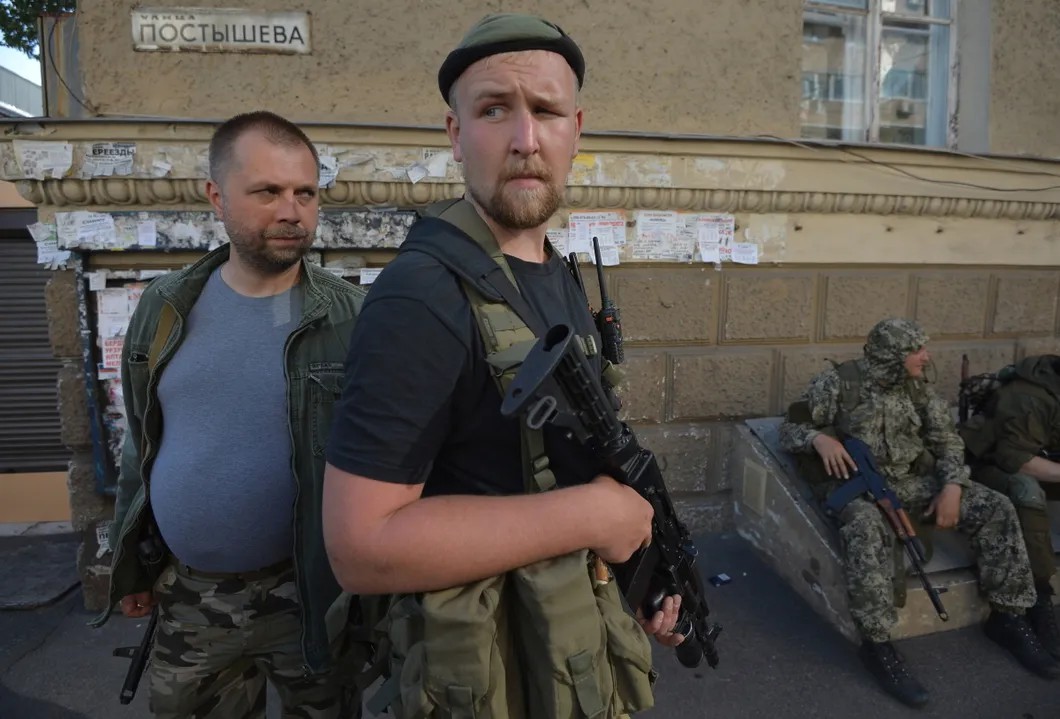 Александр Бородай (слева) с охраной. Фото: РИА Новости