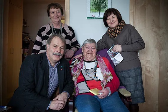 Матс, Люба, директор дома престарелых Вероника и 89-летняя Улла. Фото: Анна Артемьева / «Новая газета»