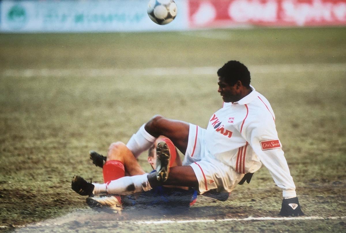 «Робсон ypонил человека на землю». Фото: Евгений Успенский