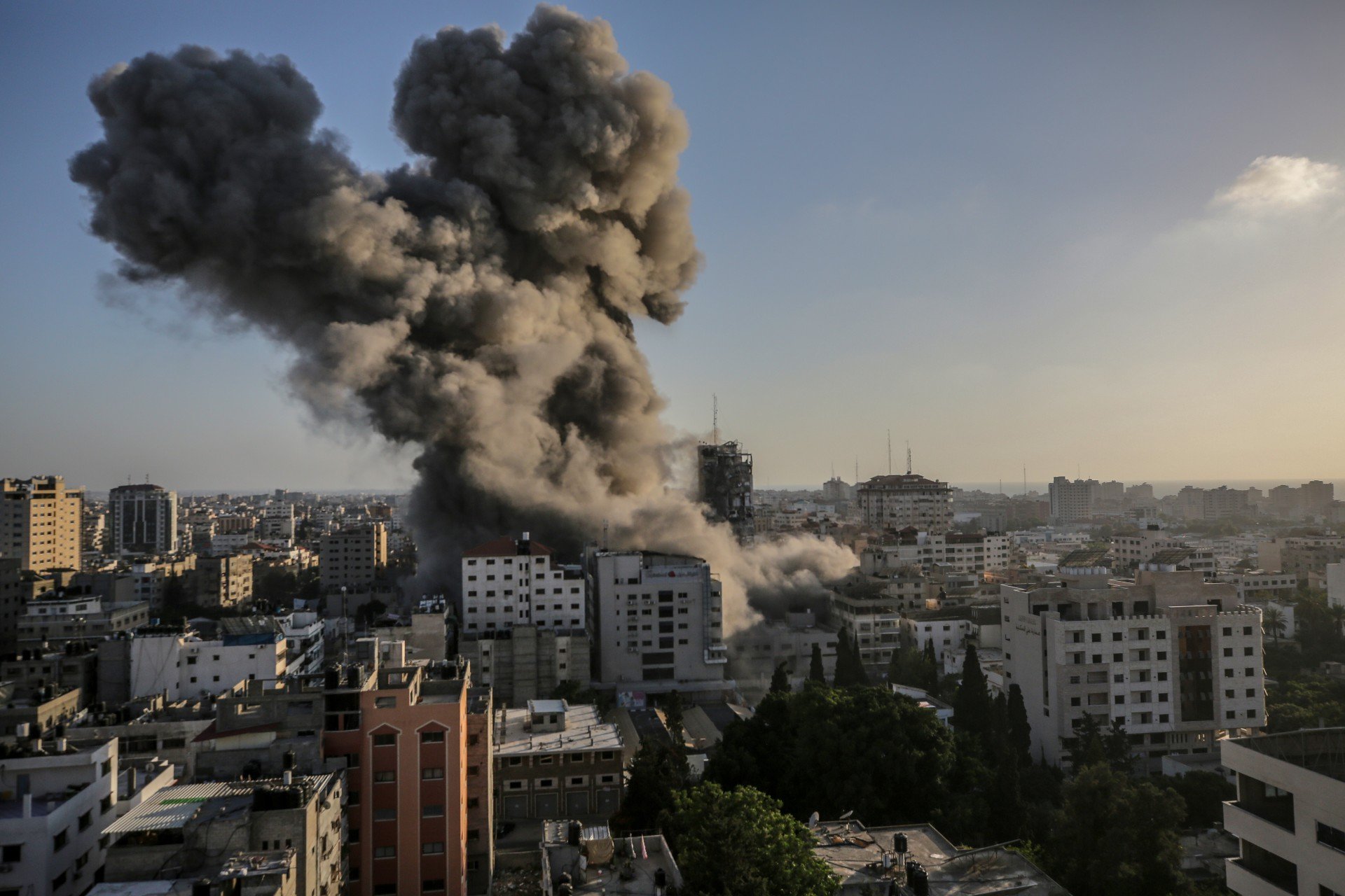 Последствия ракетного обстрела Израилем высотки Бурж Аль-Шурук в Газе. Фото: ЕРА