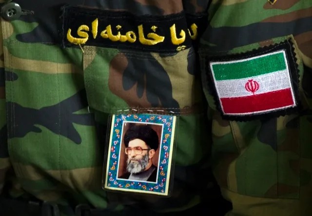 Нашивка с духовным лидером Ирана Аятоллой Хаменеи на военной форме. Фото: Reuters