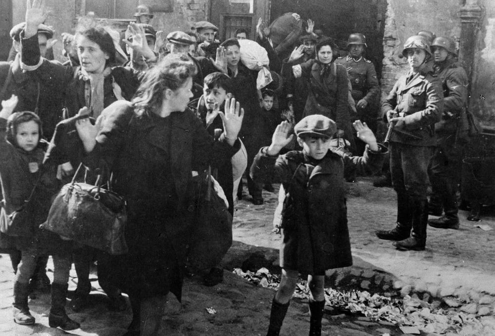 Семьи из еврейских районов Варшавы, насильно вывезенные из своих домов немцами. Фото: Roger Viollet via Getty Images