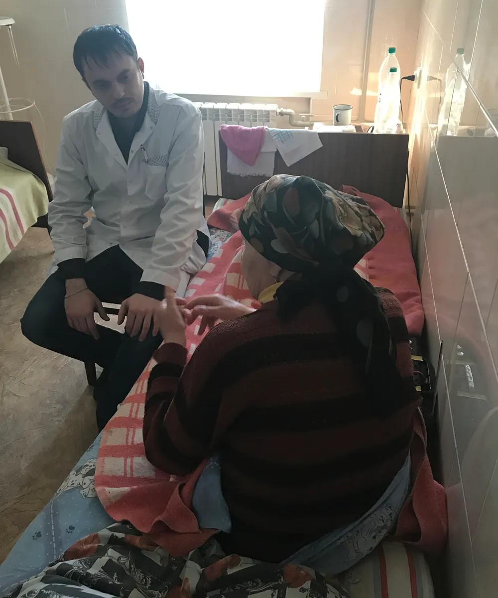 Врач луганской онкобольницы и пациентка «с той стороны». Фото автора