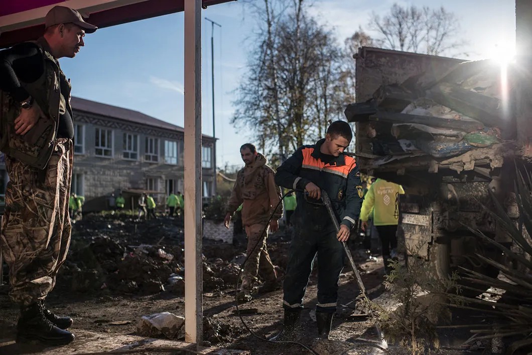 Волонтеры из КубГАУ помогают разбирать завалы в школе, станица Кабардинская. Фото: Алина Десятниченко, специально для «Новой»