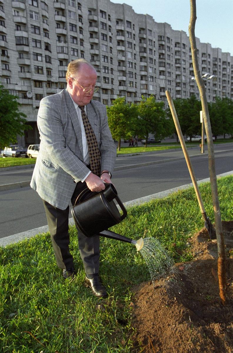 7 июня 2001 года. Санкт-Петербург. Председатель Центробанка РФ Виктор Геращенко посадил дерево на Банковской аллее. Фото: ITAR-TASS