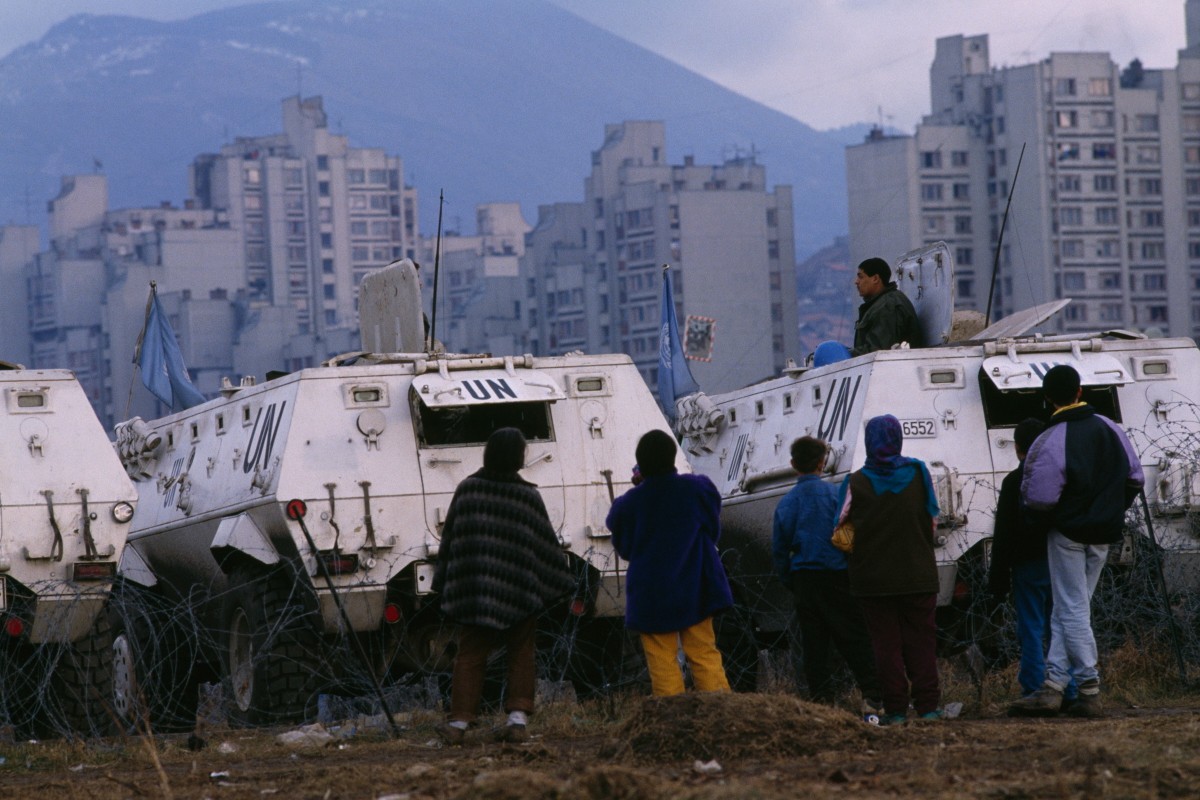 Блокада Сараево 1992—1996. Местные жители за кордоном бронированных автомобилей ООН. Фото: Antoine GYORI / Sygma via Getty Images