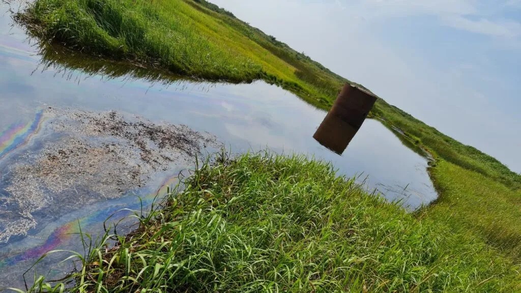 Нефтяное пятно в Набильском заливе. Фото: ecosakh.ru