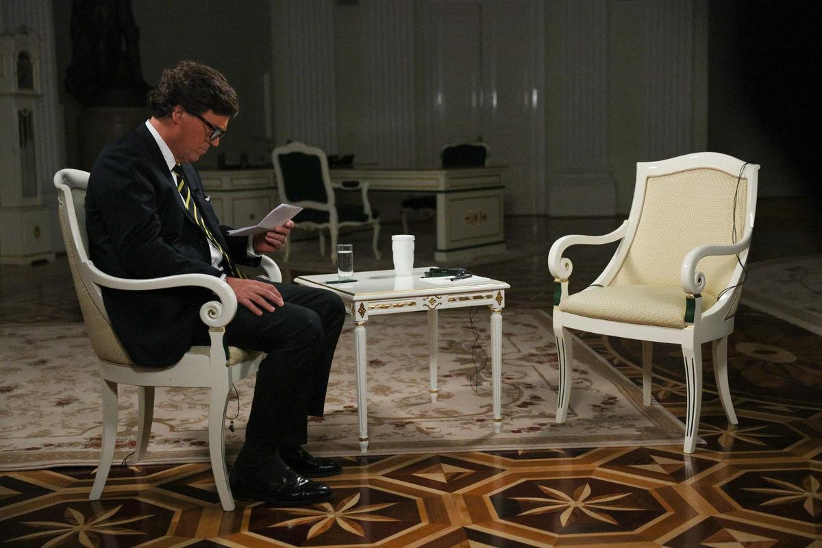 Американский журналист Такер Карлсон перед началом интервью с Владимиром Путином в Кремле. Фото: Гавриил Григоров / ТАСС