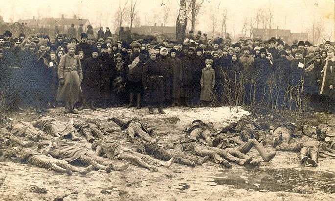 Раскопки одного из захоронений лиц, убитых большевиками в лесу Палермо, Раквере, Эстония, 1919 год. Фото: Википедия