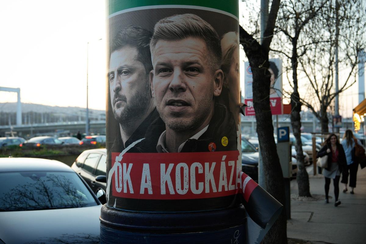 Будапешт. Предвыборные плакаты депутата Европарламента от венгерской партии «Тиса» Петера Мадьяра с изображением президента Украины Владимира Зеленского. Фото: Jaap Arriens / Sipa USA / ТАСС